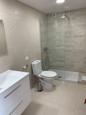 Douche, sĂšche-cheveux, serviettes fournies