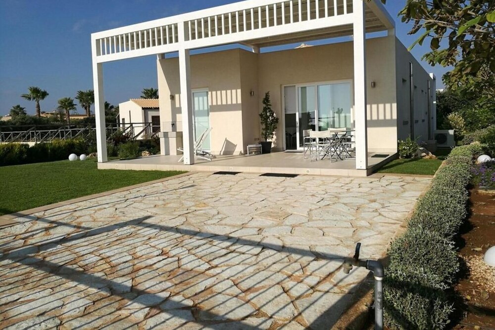 Seafront Villa "The Cliff"