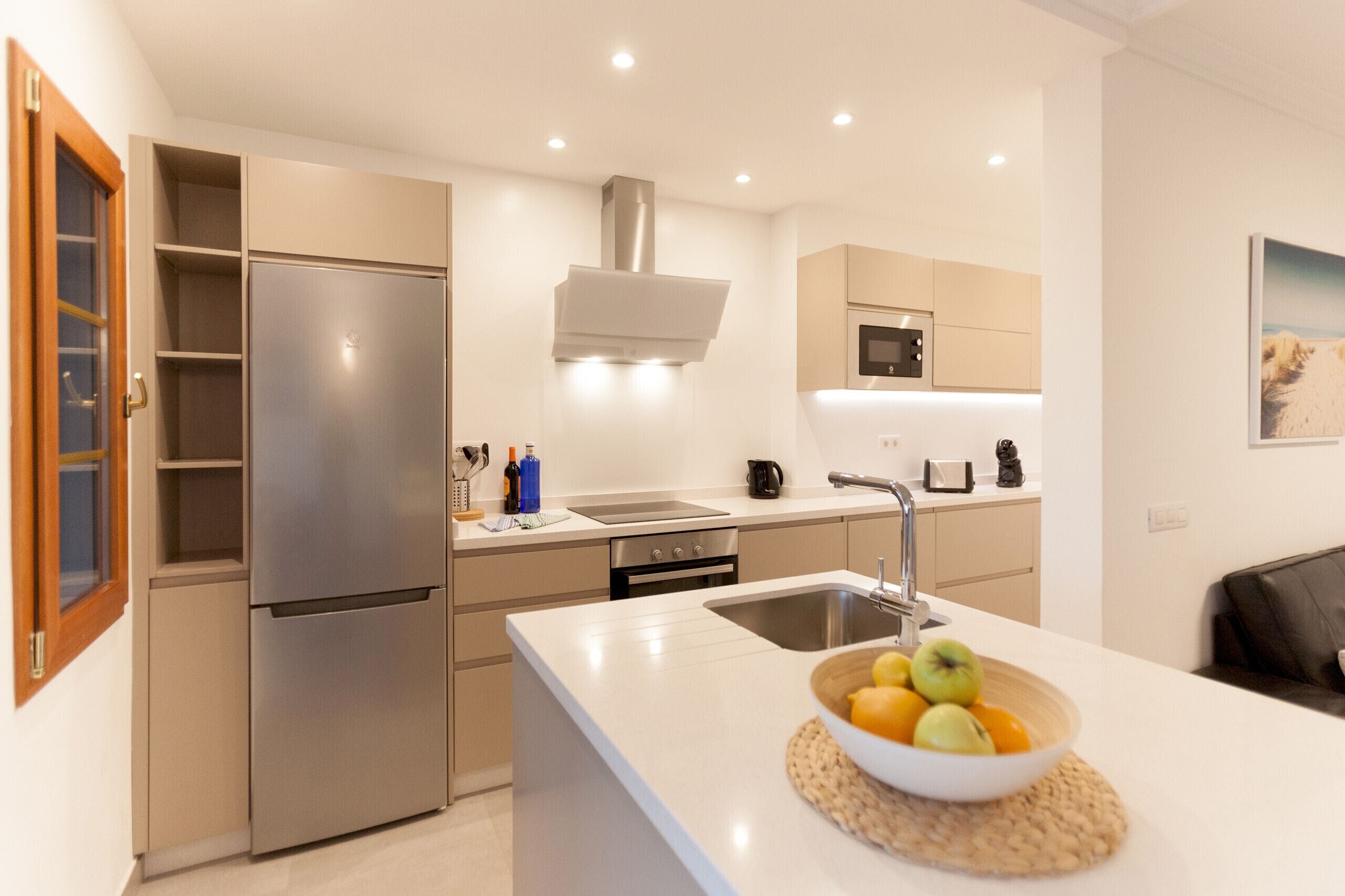 Frigorífico, microondas, horno y placa de cocina