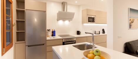 Refrigerador, microondas, horno y parrilla de estufa