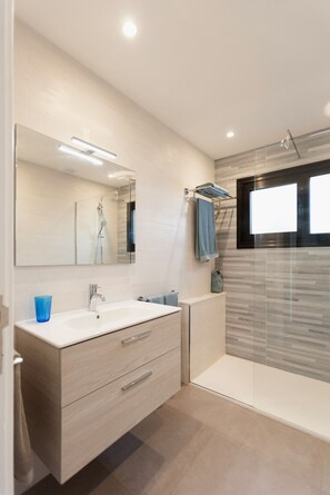 Bathtub, hair dryer