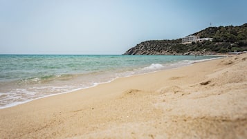 Nära stranden och solstolar