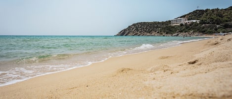 Nära stranden och solstolar