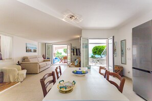 Interior - Seaside villa on the beautiful Solanas beach (Solanas)