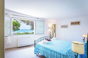 3 bedrooms, iron/ironing board, travel cot, WiFi - Seaside villa on the beautiful Solanas beach (Solanas)