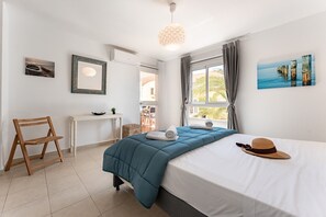 3 chambres, coffres-forts dans les chambres, fer et planche à repasser