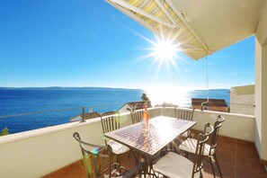 Outdoor dining - SABLIC 5 apartment with sea view, 30m from a beach in OKRUG GORNJI (Okrug Gornji)