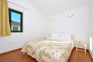 2 bedrooms, free WiFi, bed sheets - SABLIC 5 apartment with sea view, 30m from a beach in OKRUG GORNJI (Okrug Gornji)