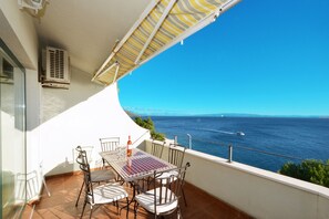 Outdoor dining - SABLIC 5 apartment with sea view, 30m from a beach in OKRUG GORNJI (Okrug Gornji)