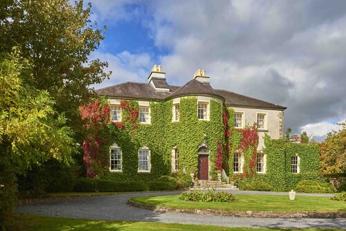 Georgian Stately Home on Private Lake, idyllic setting, close to Galway City