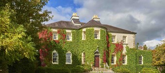 Georgian Stately Home on Private Lake, idyllic setting, close to Galway City