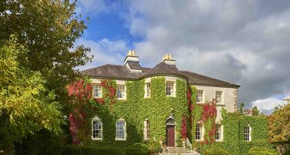 Georgian Stately Home on Private Lake, idyllic setting, close to Galway City