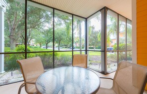 Dining - Bahama Bay, Florida 2 Br large condominium (Davenport)