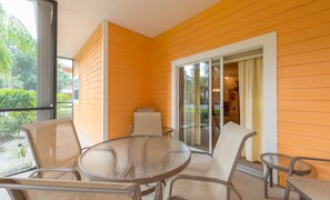 Outdoor dining - Bahama Bay, Florida 2 Br large condominium (Davenport)