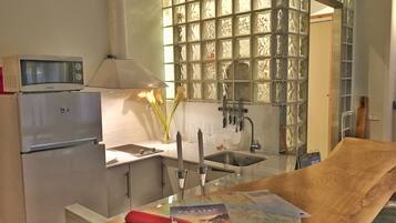 Microwave, dishwasher, coffee/tea maker, cookware/dishes/utensils