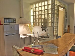 Microondas, lavavajillas, cafetera y tetera y utensilios de cocina 