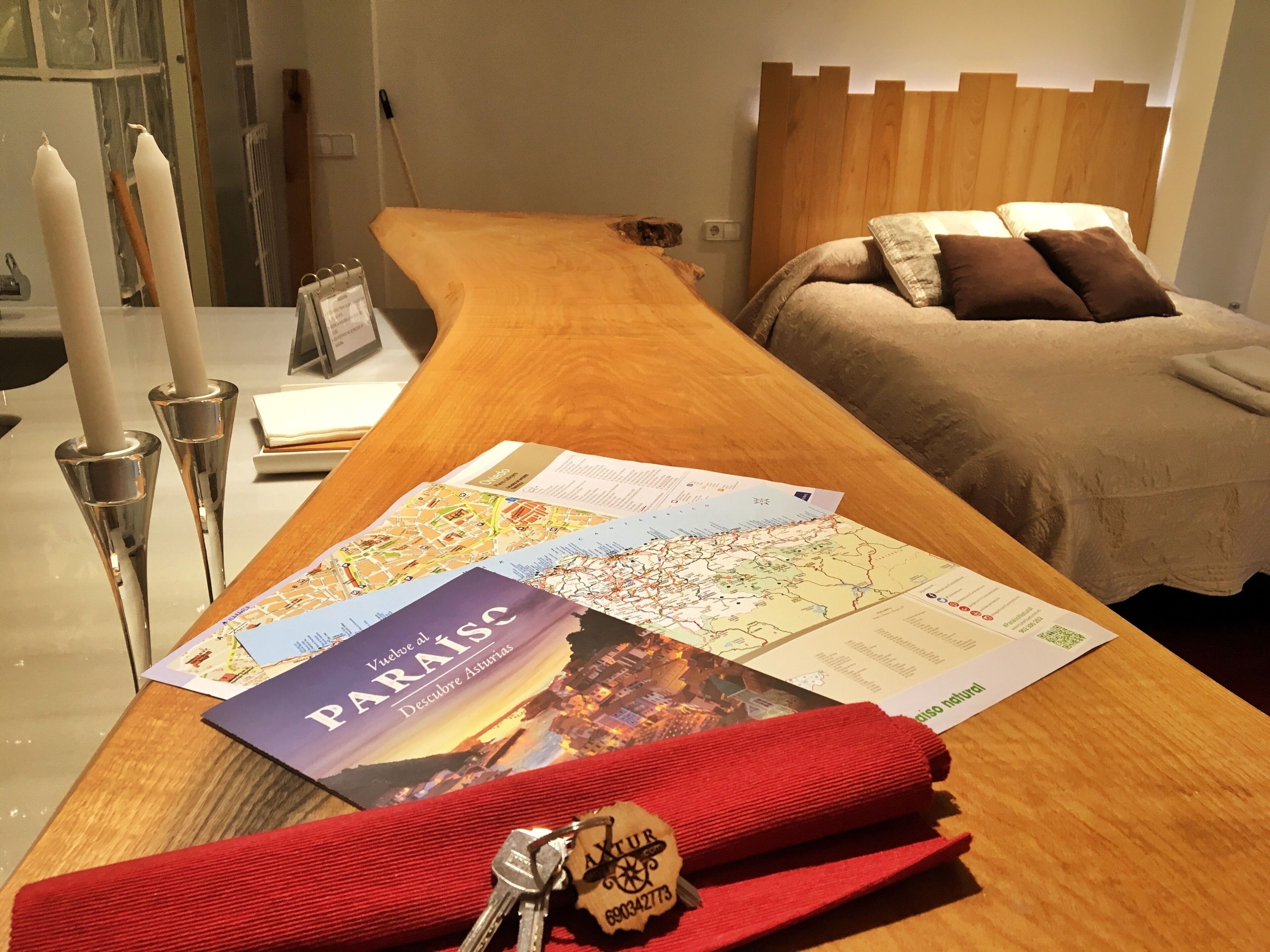 Tabla de planchar con plancha, wifi y ropa de cama 