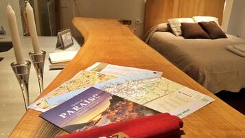 Tabla de planchar con plancha, wifi y ropa de cama