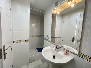Baignoire, sĂšche-cheveux, serviettes fournies
