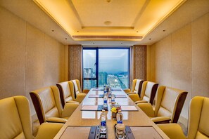 Flat-screen TV - Sheraton Yunfu Xinxing Hotel (Yunfu)