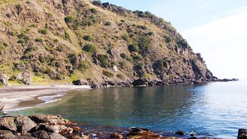 Beach nearby, sun-loungers, beach towels