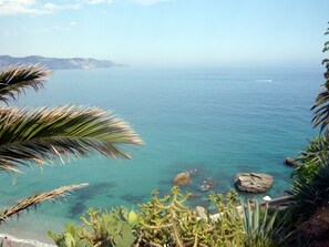 Beach nearby, sun-loungers, beach towels