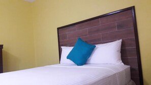 Tabla de planchar con plancha, wifi gratis, ropa de cama