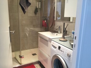 Sèche-cheveux, serviettes fournies, papier toilette