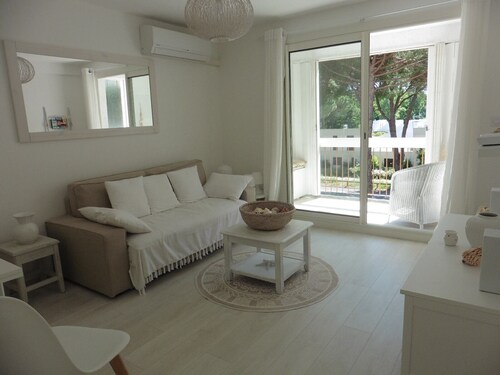 NICE APARTMENT, THE GREAT MOTTE, QUARTER POINT ZERO, SEASIDE