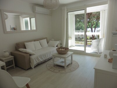 NICE APARTMENT, THE GREAT MOTTE, QUARTER POINT ZERO, SEASIDE