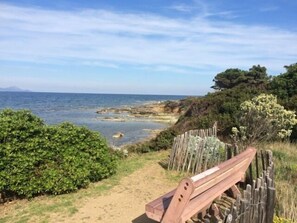 Beach nearby, sun loungers - Beautiful 3 rooms magnificent sea view 300 m sandy beach (Var)