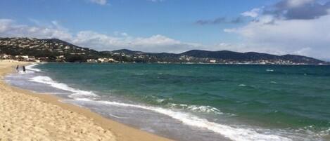 Plage à proximité, chaises longues