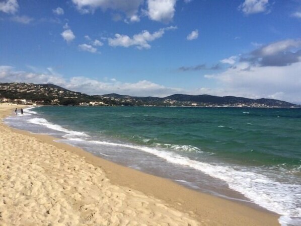 Vlak bij het strand, ligstoelen