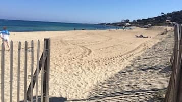 Vlak bij het strand, ligstoelen