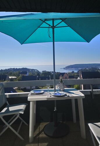 Very nice sea view for this south-facing apartment