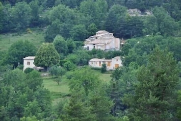 Le hameau du Cheinet avec le gite en contre-bas
