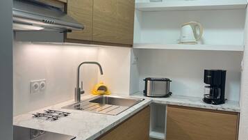 Réfrigérateur, micro-ondes, plaque de cuisson, lave-vaisselle