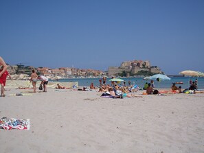 Una spiaggia nelle vicinanze