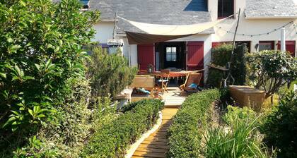 Warm listed house near the beach and shops swimming pool (equipped for children)