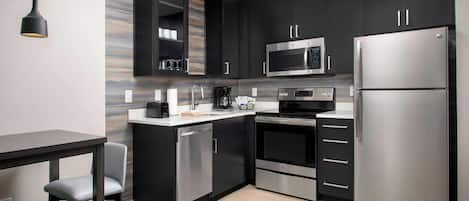 Refrigerador con freezer, microondas, placa de cocina, lavavajillas