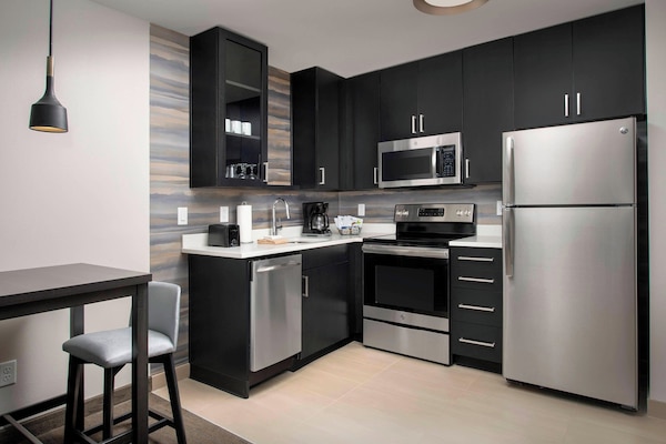 Refrigerador con freezer, microondas, placa de cocina, lavavajillas