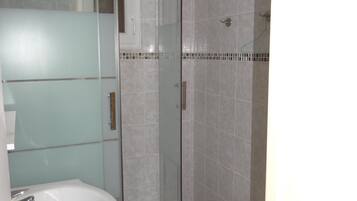 Douche, sĂšche-cheveux, papier toilette