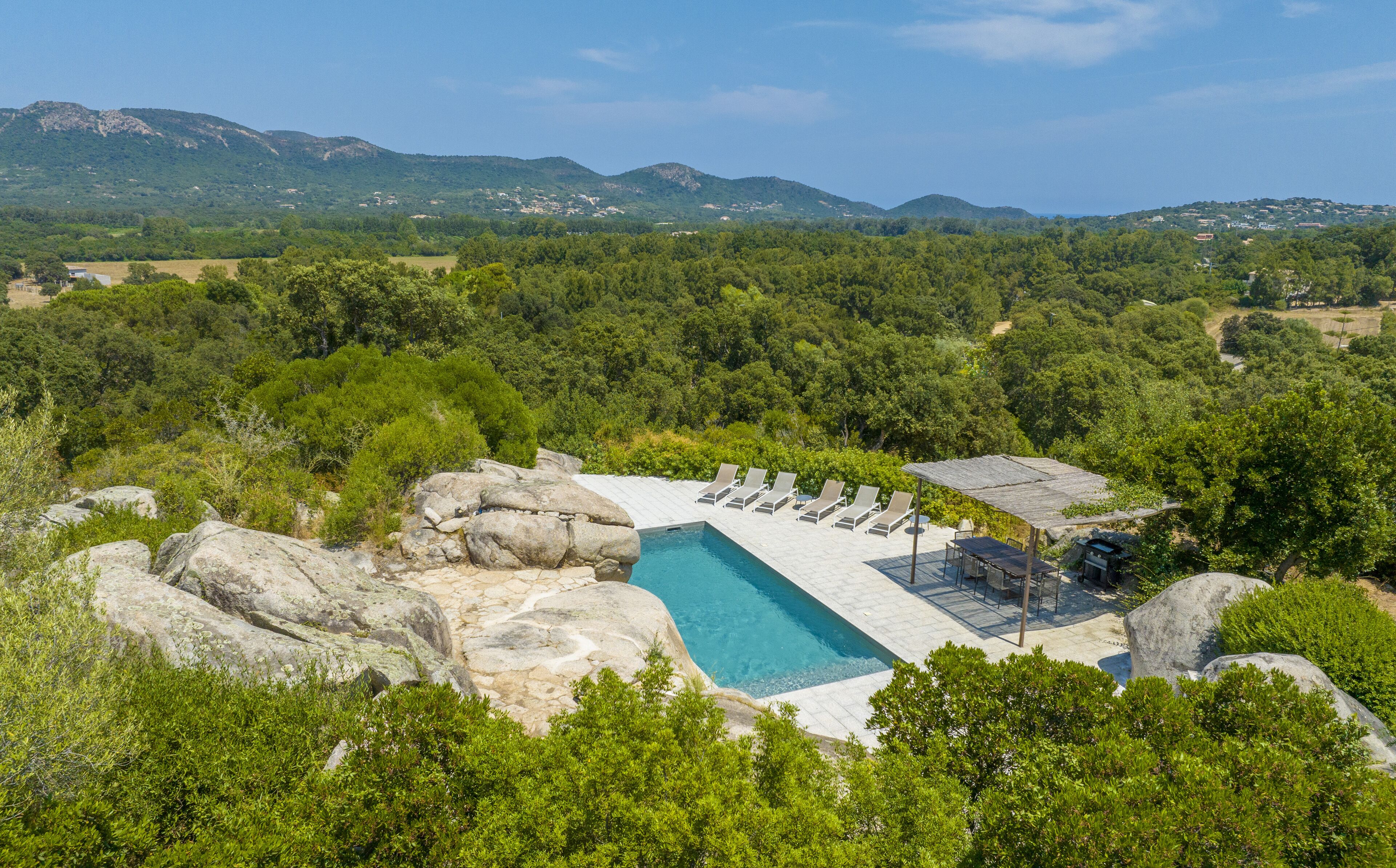 Een verwarmd zwembad