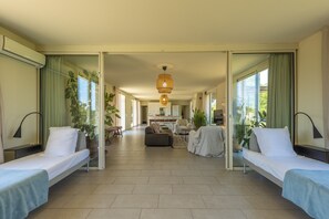 4 bedrooms, iron/ironing board, travel cot, free WiFi - L'ORRIA - Pinarellu 4-star architect-designed villa  (Sainte-Lucie de Porto Vecchio)