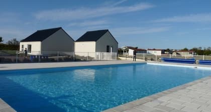 Chalet en bord de mer sur les plages du débarquement, piscine couverte chauffée