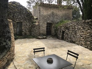 Outdoor dining - Magnificent property comprising house with heated swimming pool and sheepfold (Bonnieux)