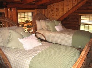 4 habitaciones, tabla de planchar con plancha, wifi y ropa de cama 