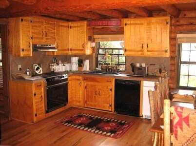 Mountain Style Log Home Main Channel/Patio/Fire Pit/Lake Equipment Rental/Dock