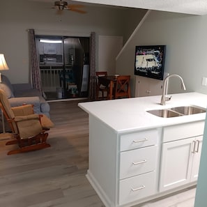 TV connectée, lecteur de DVD, jouets, livres