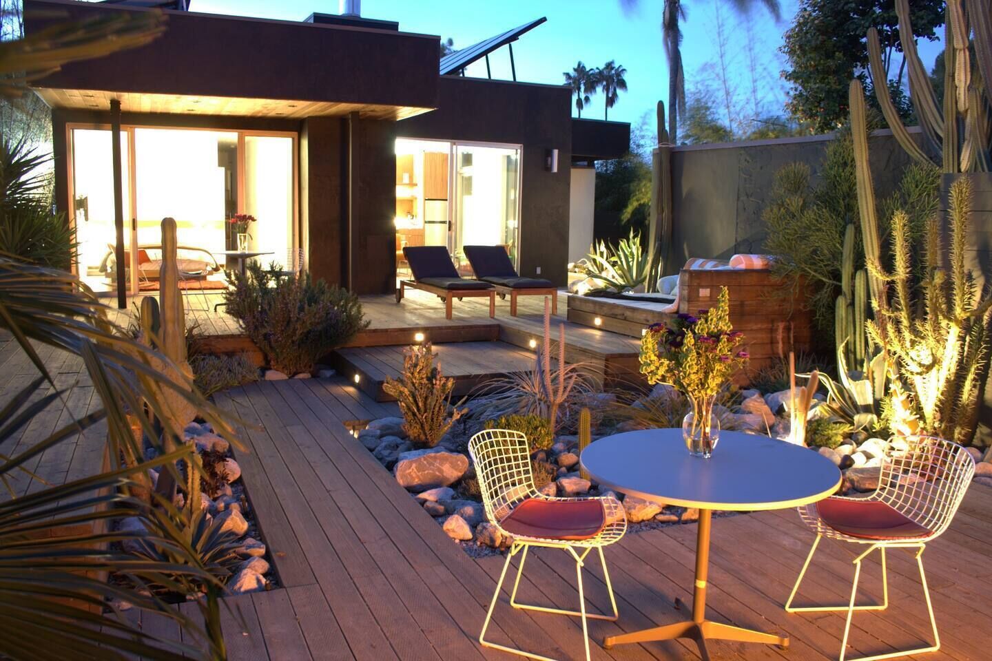 Cactus Flower - Modernist Solar Guesthouse Garden